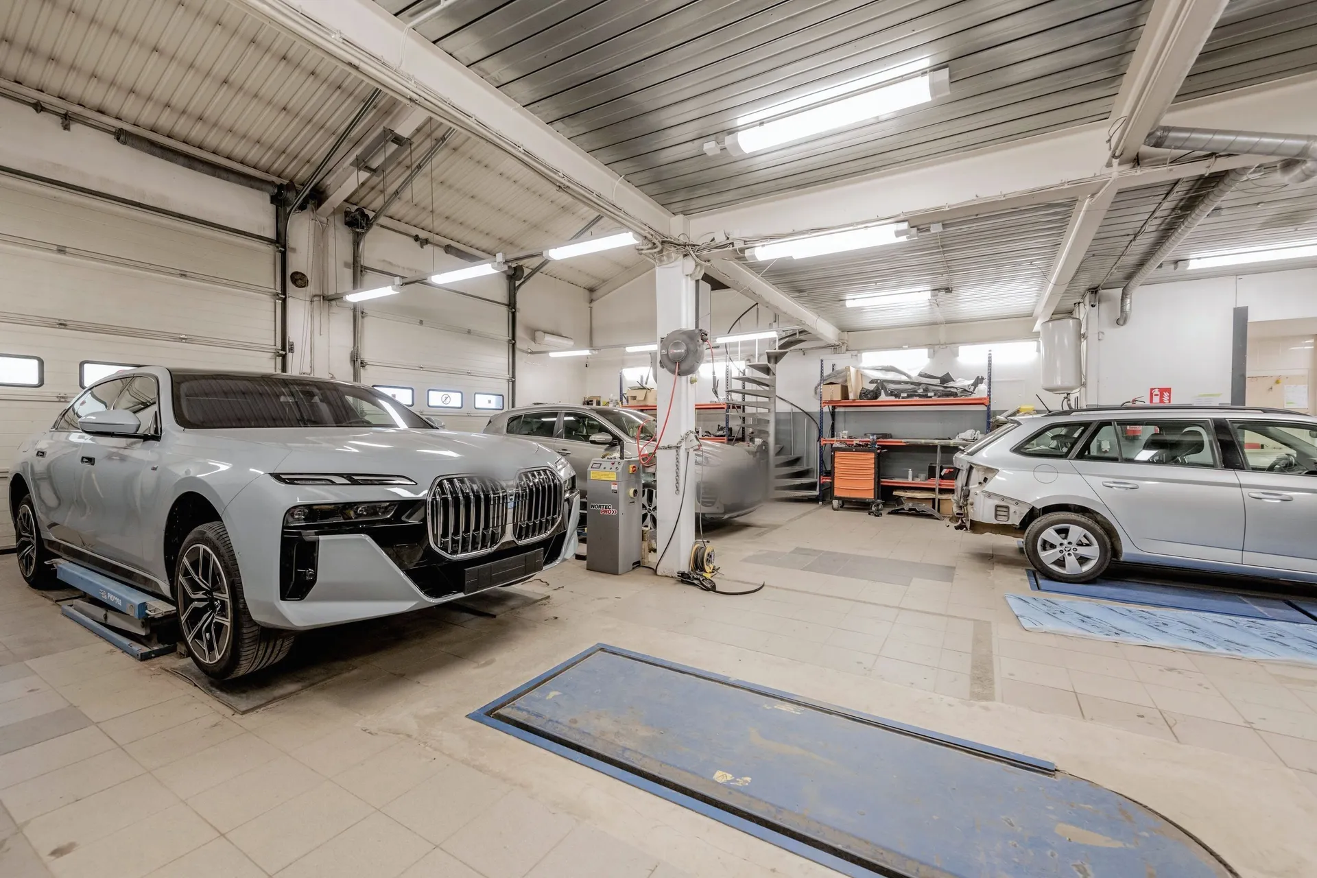 Aydınlık oto servis atölyesinde bakım bekleyen araçlar