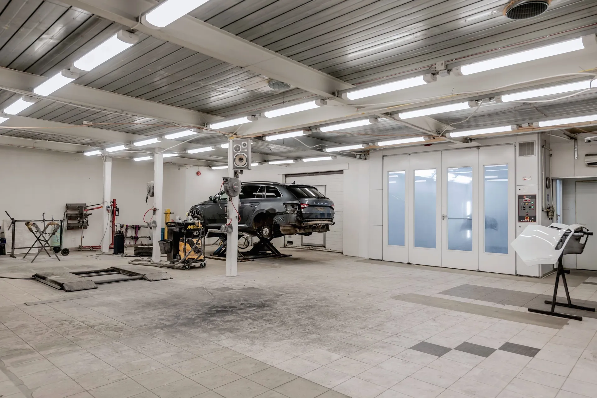 Boya kabini ve lift bulunan geniş atölye