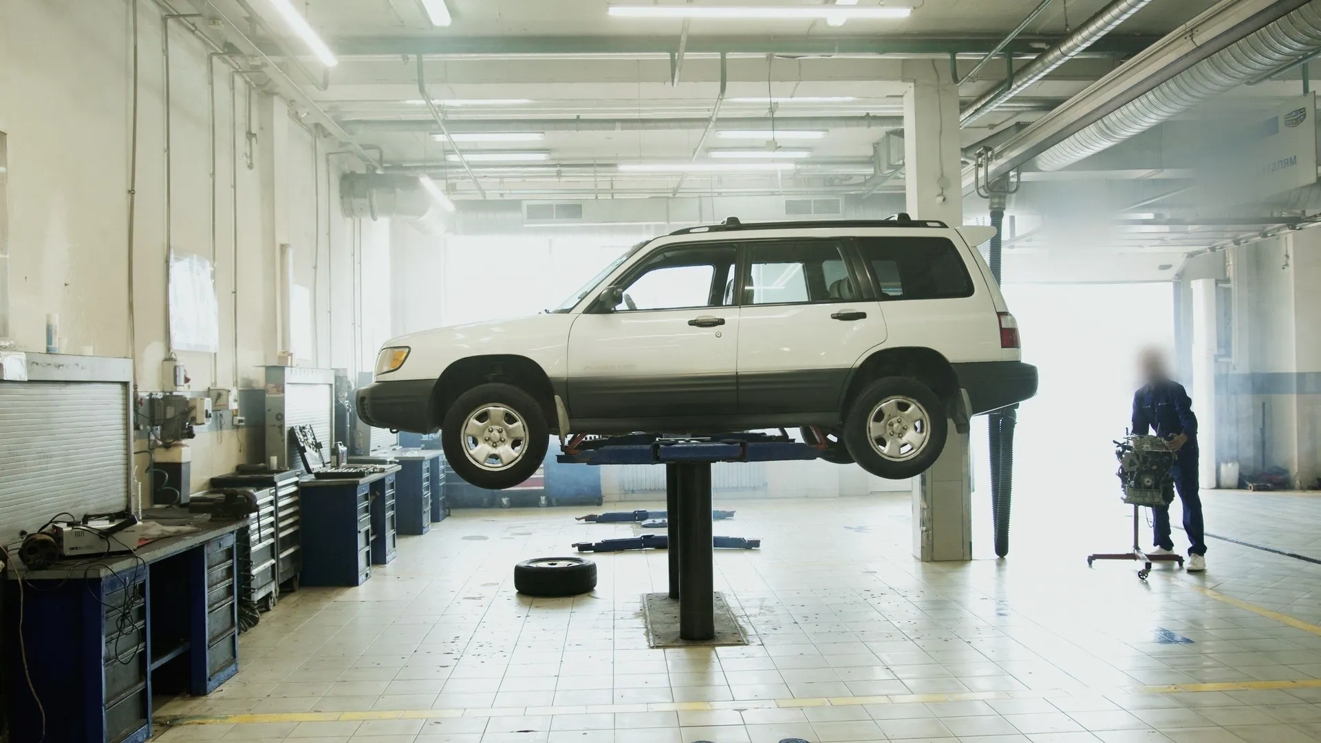 Lift üzerinde alt takım kontrolü yapılan SUV